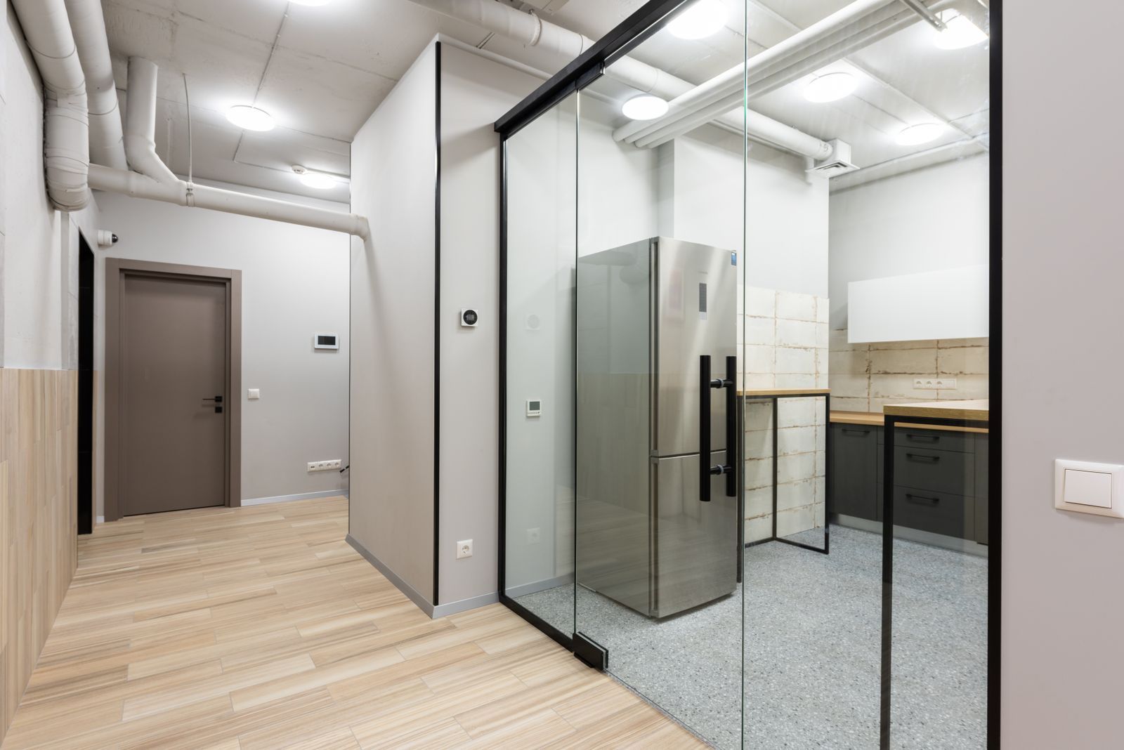Licht interieur met houten vloer en glazen wanden